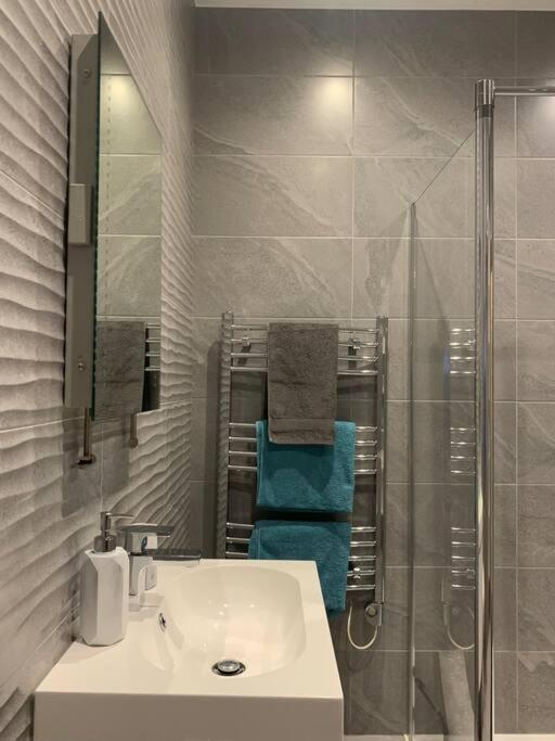 Cotswold Chapel, Sleeps Up To 5 In Kingsize Beds Apartment Чипинг Нортън Екстериор снимка